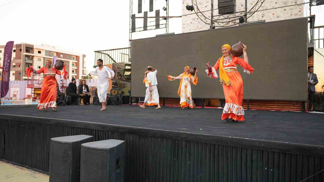 وزير الثقافة يكرّم 50 من أعضاء فرق الفنون الشعبية بأسيوط